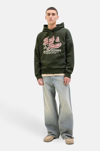 Groene hoodie van ORIGINALS BY JACK & JONES met print, gedragen met een wijde jeans en loafers.