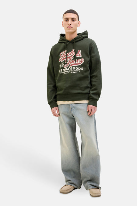 Groene hoodie van ORIGINALS BY JACK & JONES met print, gedragen met een wijde jeans en loafers.