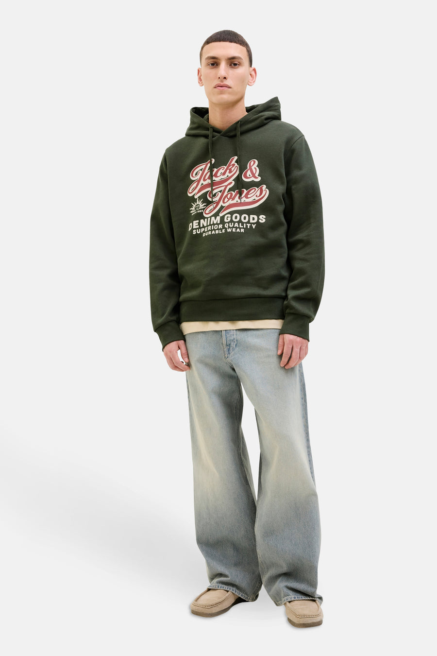 Groene hoodie van ORIGINALS BY JACK & JONES met print, gedragen met een wijde jeans en loafers.
