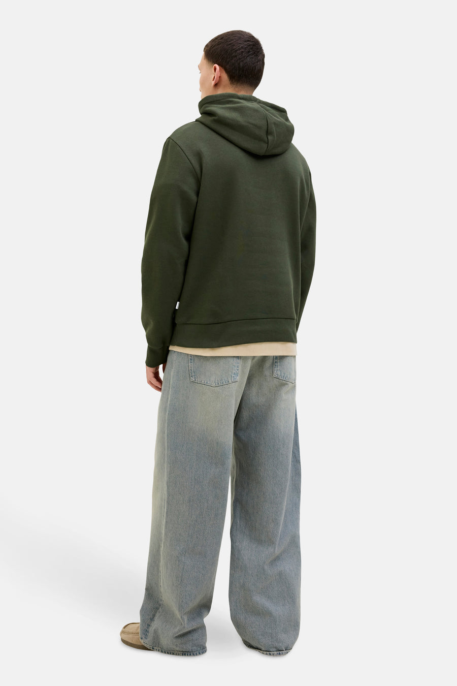 Groene hoodie van ORIGINALS BY JACK & JONES, gedragen met een beige T-shirt en een wijde jeans.