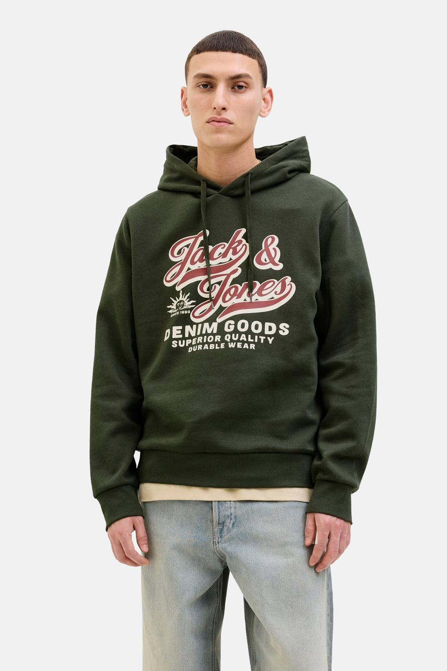 Groene hoodie van ORIGINALS BY JACK & JONES, met opdruk van het logo en trekkoord, gedragen met een blauwe jeans.