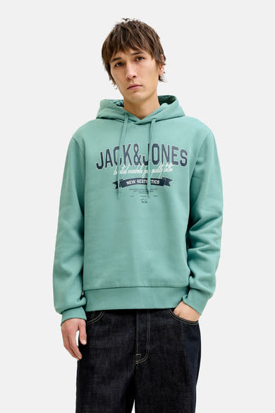Blauwe hoodie van ORIGINALS BY JACK & JONES, gedragen met een wijde jeans en lichte sneakers.