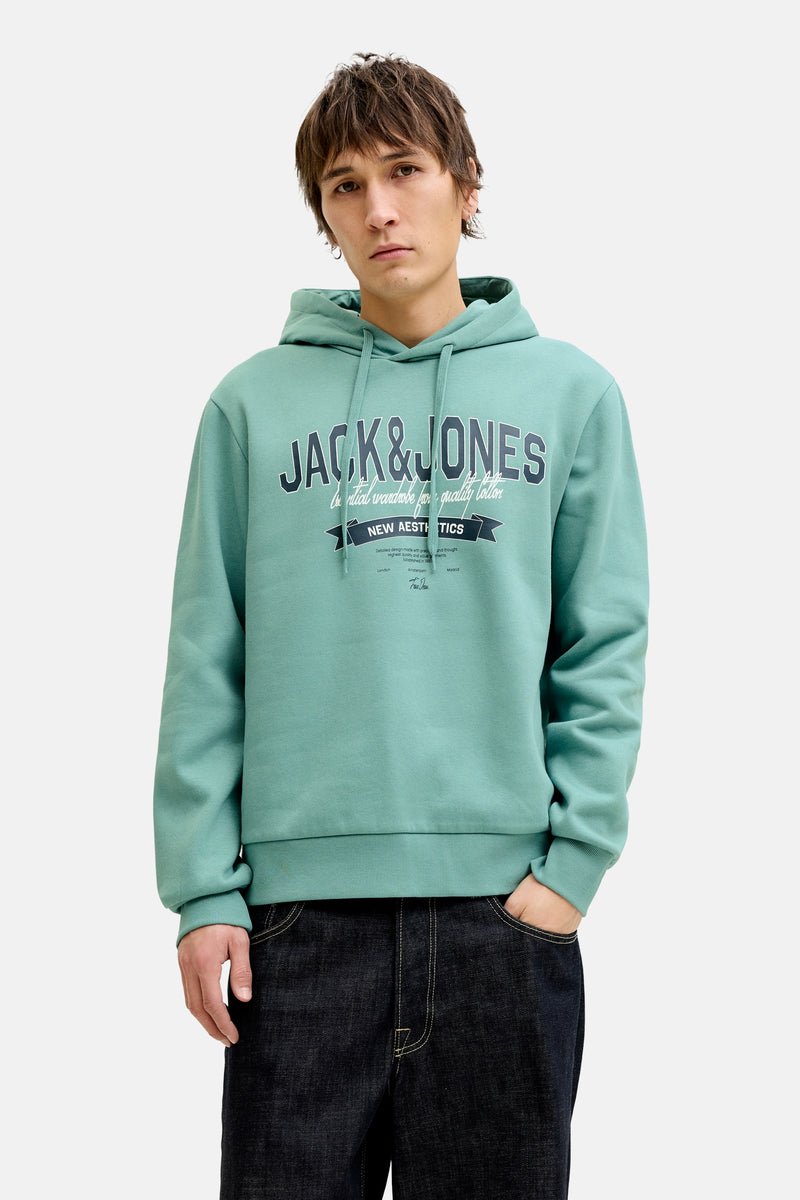 Blauwe hoodie van ORIGINALS BY JACK & JONES, gedragen met een wijde jeans en lichte sneakers.