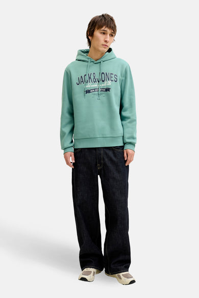 Sweat à capuche bleu par ORIGINALS BY JACK & JONES, porté avec un jean ample et des baskets claires.