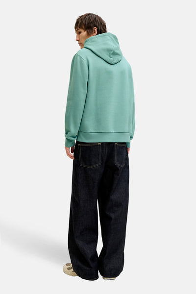 Blauwe hoodie van ORIGINALS BY JACK & JONES, gedragen met een wijde jeans en sneakers, achterzijde.
