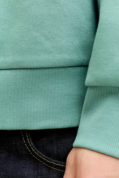 Blauwe sweater van ORIGINALS BY JACK & JONES met geribde boorden, gedragen met een zichtbare spijkerbroek.