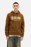 Sweat à capuche marron d'ORIGINALS BY JACK & JONES, avec un imprimé décoratif sur le devant, porté avec un jean.
