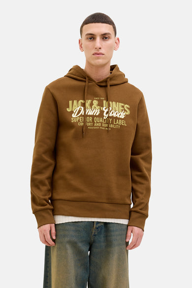 Sweat à capuche marron d'ORIGINALS BY JACK & JONES, avec un imprimé décoratif sur le devant, porté avec un jean.

