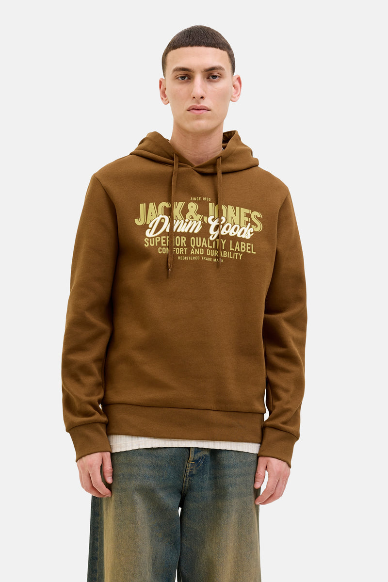Sweat à capuche marron d'ORIGINALS BY JACK & JONES, avec un imprimé décoratif sur le devant, porté avec un jean.
