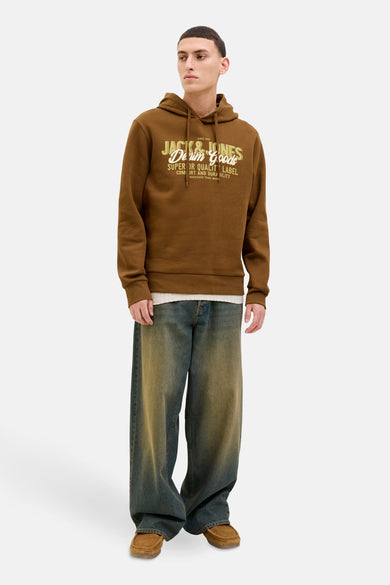 Sweat à capuche marron d'ORIGINALS BY JACK & JONES, avec un motif imprimé sur le devant, porté avec un jean ample.
