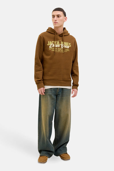 Sweat à capuche marron d'ORIGINALS BY JACK & JONES, avec un motif imprimé sur le devant, porté avec un jean ample.
