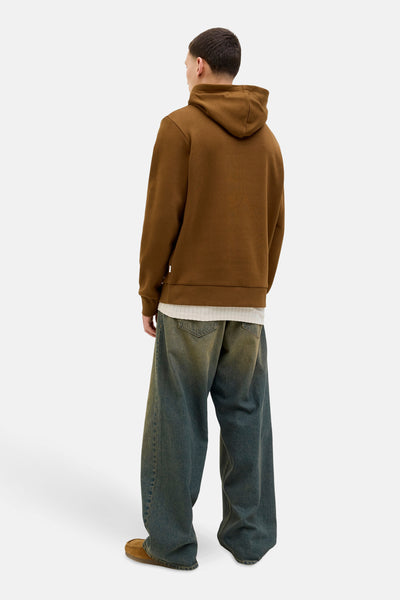 Sweat à capuche brun par ORIGINALS BY JACK & JONES, porté avec un t-shirt blanc et un jean ample.