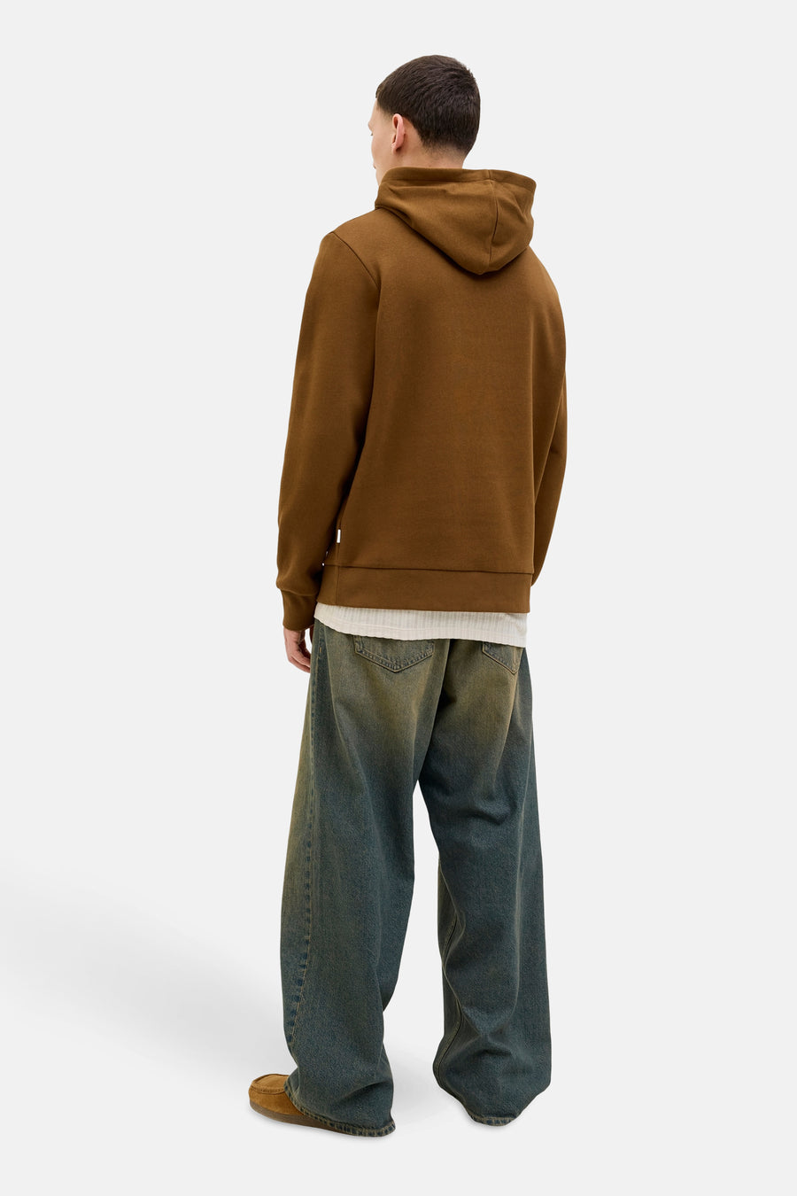 Sweat à capuche brun par ORIGINALS BY JACK & JONES, porté avec un t-shirt blanc et un jean ample.