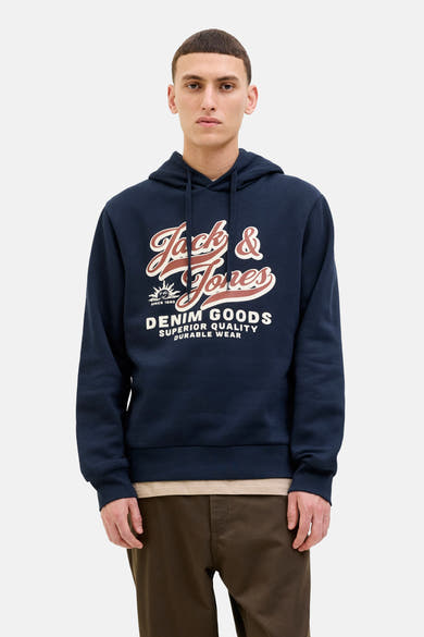 Marineblauwe hoodie van ORIGINALS BY JACK & JONES met opdruk, gedragen met een bruine broek.