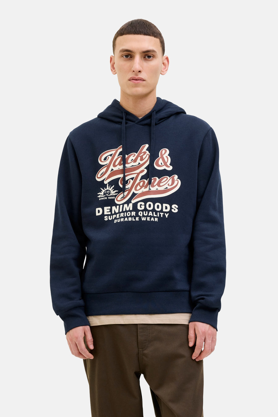 Marineblauwe hoodie van ORIGINALS BY JACK & JONES met opdruk, gedragen met een bruine broek.
