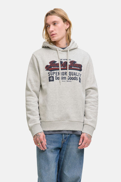 Sweat à capuche gris chiné ORIGINALS BY JACK & JONES, avec un imprimé logo sur le devant, porté avec un jean bleu.