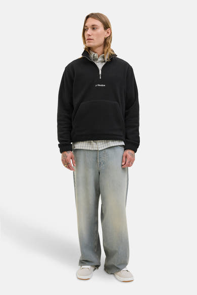 Polaire noire de JACK & JONES avec un col zippé court, une poche kangourou et un motif discret.