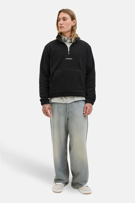 Zwarte fleece van JACK & JONES met een korte ritssluiting, een kangoeroezak en een subtiel patroon.