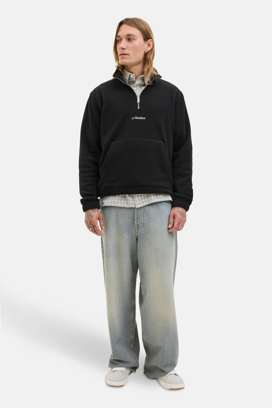 Polaire noire de JACK & JONES avec un col zippé court, une poche kangourou et un motif discret.
