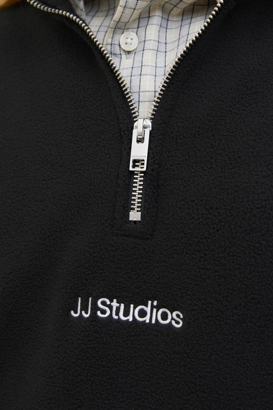 Polaire noire de JACK & JONES, avec fermeture éclair partielle et logo brodé.