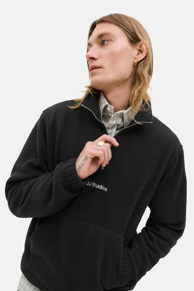 Polaire noire de JACK & JONES avec fermeture éclair et poche kangourou.