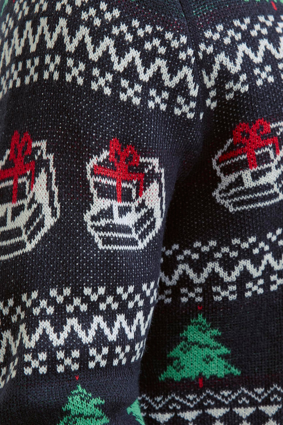 Pull à col rond bleu de JACK & JONES avec motif de Noël, cadeaux et sapins.