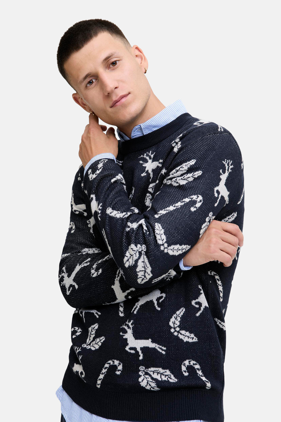 Pull col rond bleu marine de JACK & JONES avec motif de Noël stylisé et chemise rayée en dessous.