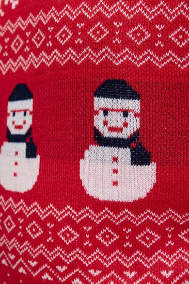 Pull à col rond rouge de JACK & JONES avec motif de bonhommes de neige et losanges blancs.
