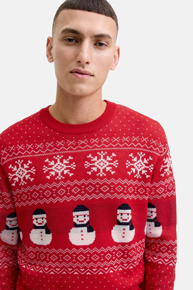 Pull rouge à col rond de JACK & JONES avec motifs de flocons de neige et bonhommes de neige.