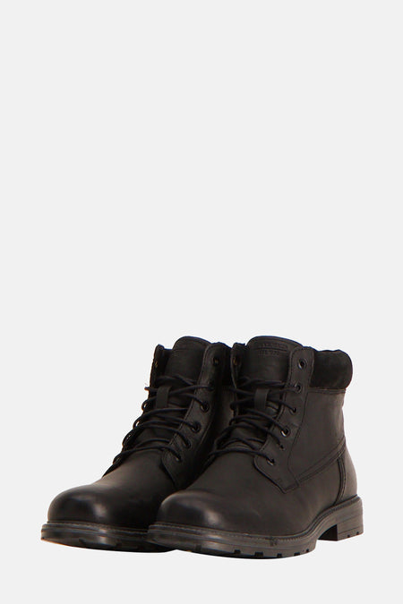 Zwarte enkellaarzen ACCESSORIES BY JACK & JONES, van glad leer met suède detail bij de kraag, zijaanzicht.