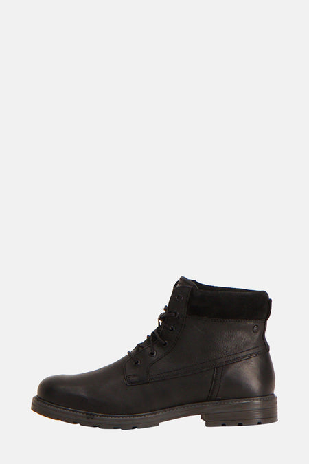 Bottines noires ACCESSORIES BY JACK & JONES, en cuir lisse avec détail en suède au col, vue de côté.