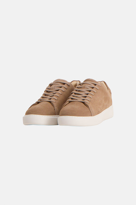 Beige suède sneakers van ACCESSORIES BY JACK & JONES, met witte zool en ton-sur-ton veters.