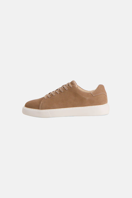 Baskets beiges en suède par ACCESSORIES BY JACK & JONES, à semelle blanche et lacets ton sur ton.