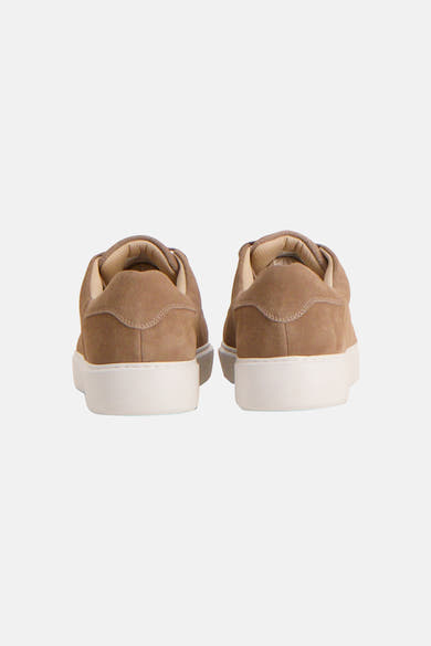 Beige suède sneakers van ACCESSORIES BY JACK & JONES, achteraanzicht met witte zolen.