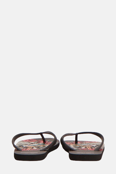 Tongs noires par ACCESSORIES BY JACK & JONES avec motif de crâne et de roses.