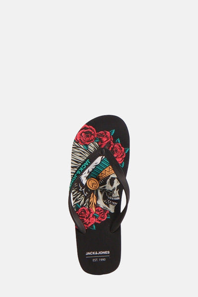 Tongs noires par ACCESSORIES BY JACK & JONES avec motif tête de mort, roses et plumes.