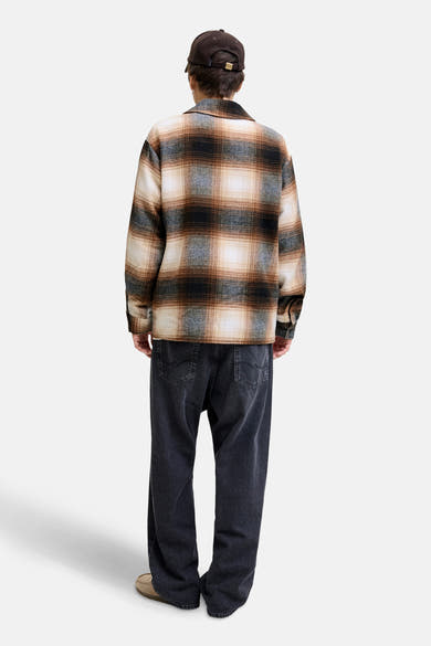 Bruin geruit JACK & JONES overhemd met lange mouwen, achterkant, gedragen met een wijde zwarte jeans.