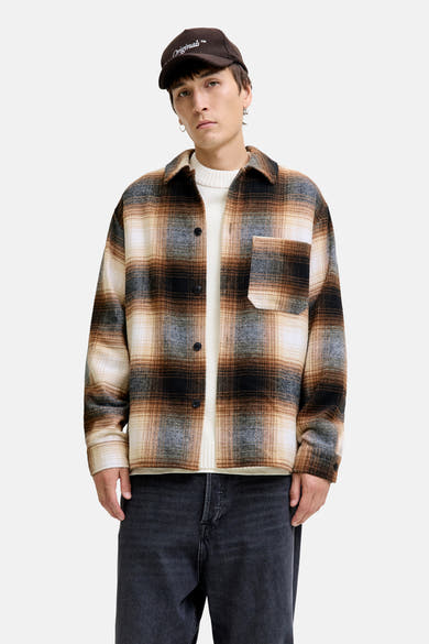 Bruin overhemd met lange mouwen van JACK & JONES, geruit, gedragen over een witte trui en een zwarte broek.