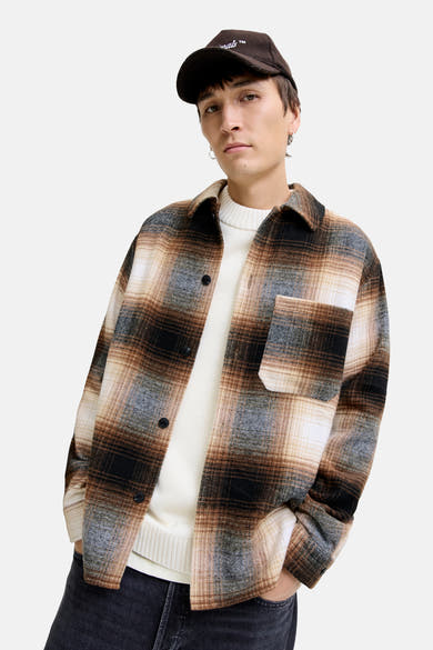 Bruin overhemd met lange mouwen van JACK & JONES, geruit, gedragen over een witte trui en met een muts.