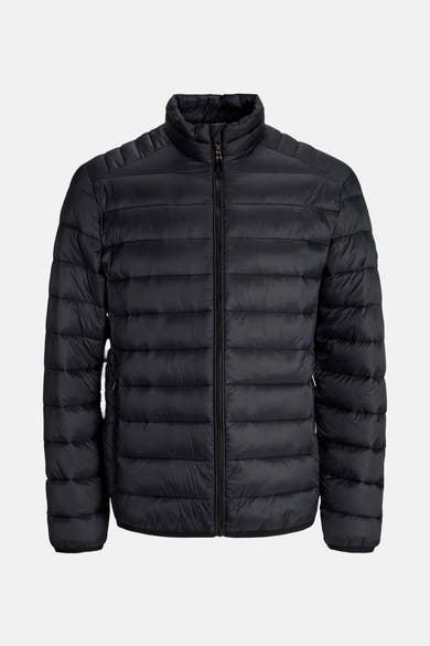 Veste de pluie noire de JACK & JONES avec fermeture éclair centrale et matelassage horizontal.