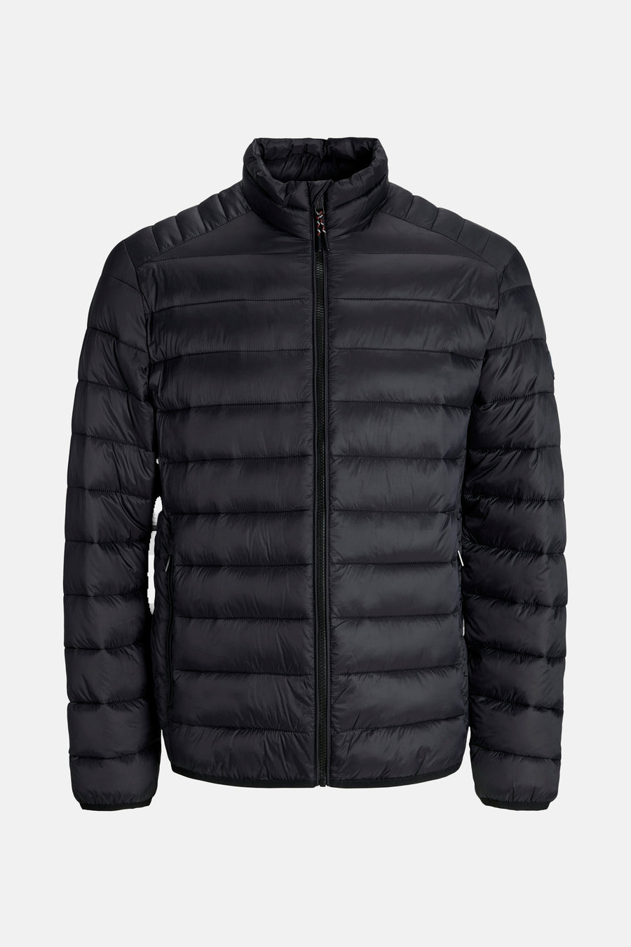 Veste de pluie noire de JACK & JONES avec fermeture éclair centrale et matelassage horizontal.