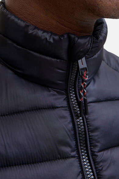 Veste sans manches noire de JACK & JONES avec fermeture éclair visible et col montant.
