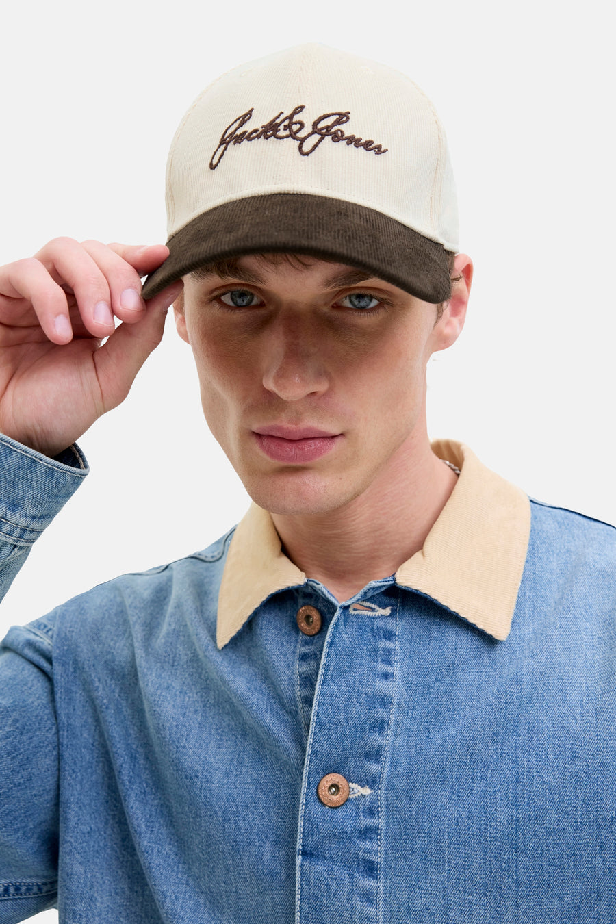 Beige corduroy cap by ACCESSORIES BY JACK & JONES, with brown visor and embroidered logo.