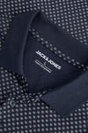 Polo bleu marine à motifs, de JACK & JONES, avec col en maille côtelée et étiquette apparente.
