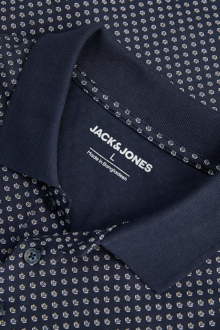 Marineblauwe polo met patroon, van JACK & JONES, met geribde kraag en zichtbaar label.