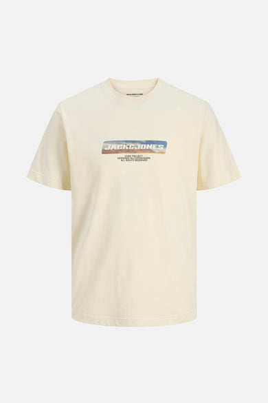 T-shirt jaune à manches courtes de JACK & JONES avec un imprimé graphique sur le devant.
