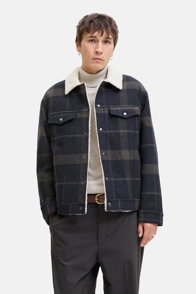 Blauwe geruite jas van ORIGINALS BY JACK & JONES, met imitatiebont voering en grijze broek.