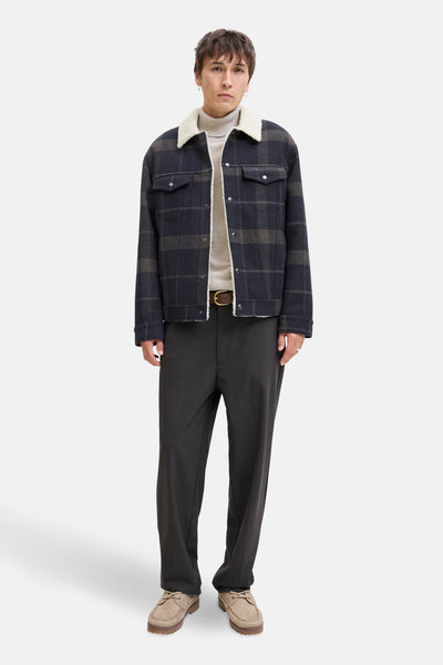 Blauw geruit jasje van ORIGINALS BY JACK & JONES, imitatiebontkraag, gedragen met een grijze broek en bootschoenen.