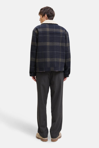Blauwe geruite jas van ORIGINALS BY JACK & JONES, met imitatiebontkraag en korte pasvorm.