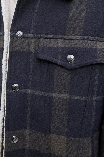 Veste bleue à carreaux by ORIGINALS BY JACK & JONES avec poche poitrine à bouton pression et bordure en fausse fourrure.